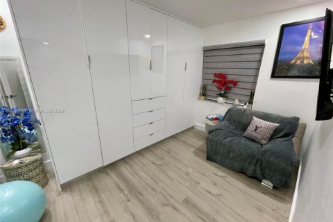 Condo in Miami, Florida, 3 bedrooms  № 2002823 - photo 13