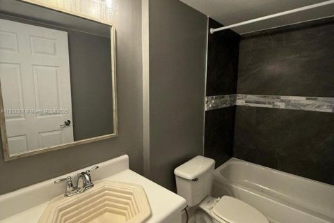 Condominio en alquiler en Coconut Creek, Florida, 1 dormitorio, 78.6 m2 № 1962623 - foto 17