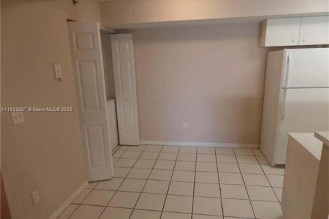 Condominio en alquiler en Coconut Creek, Florida, 1 dormitorio, 78.6 m2 № 1962623 - foto 7