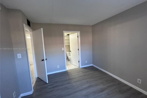 Снять в аренду кондоминиум в Корал-Спрингс, Флорида 2 спальни, 77.57м2, № 1956387 - фото 8