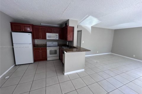 Снять в аренду кондоминиум в Корал-Спрингс, Флорида 2 спальни, 77.57м2, № 1956387 - фото 3