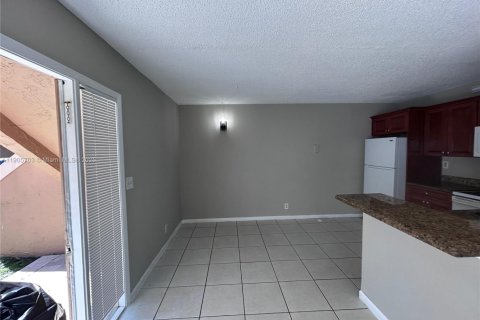 Снять в аренду кондоминиум в Корал-Спрингс, Флорида 2 спальни, 77.57м2, № 1956387 - фото 4