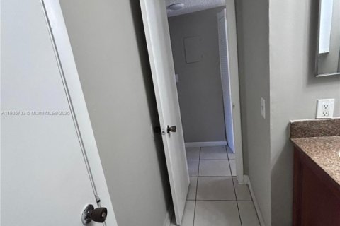 Снять в аренду кондоминиум в Корал-Спрингс, Флорида 2 спальни, 77.57м2, № 1956387 - фото 5