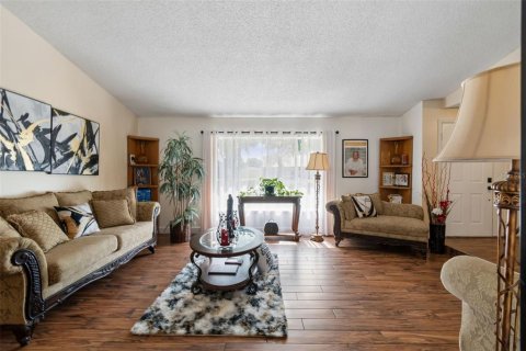 House in Orlando, Florida 4 bedrooms, 187.11 sq.m. № 2202753 - photo 9