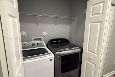 Condo in Tamarac, Florida, 2 bedrooms № 2265868 - photo 8