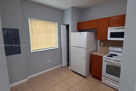 Condo in Tamarac, Florida, 2 bedrooms № 2265868 - photo 2