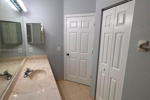 Condo in Tamarac, Florida, 2 bedrooms № 2265868 - photo 14