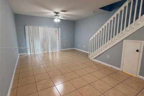 Condo in Tamarac, Florida, 2 bedrooms № 2265868 - photo 4