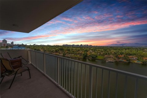 Кондоминиум с 2 спальнями в Майами-Бич, Флорида № 2012880