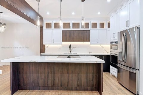 Villa ou maison à vendre à Miami, Floride: 5 chambres № 1949761 - photo 2