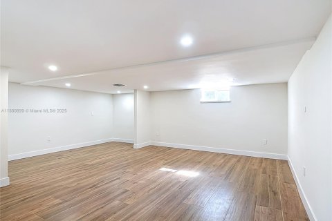 Villa ou maison à vendre à Miami, Floride: 5 chambres № 1949761 - photo 12