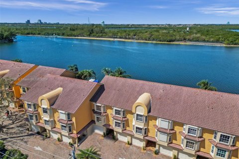 Townhouse in Hollywood, Florida 3 bedrooms, 174.38 sq.m. № 1033517 - photo 2