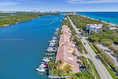 Townhouse in Hollywood, Florida 3 bedrooms, 174.38 sq.m. № 1033517 - photo 5