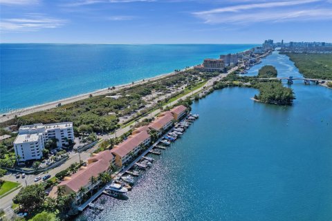 Townhouse in Hollywood, Florida 3 bedrooms, 174.38 sq.m. № 1033517 - photo 9