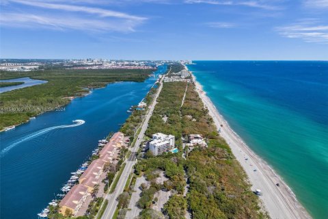 Townhouse in Hollywood, Florida 3 bedrooms, 174.38 sq.m. № 1033517 - photo 16