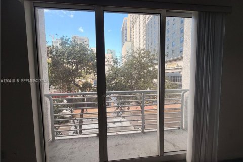 Condo in Miami, Florida, 1 bedroom  № 2193164 - photo 2