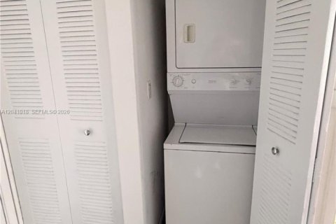 Condo in Miami, Florida, 1 bedroom  № 2193164 - photo 11