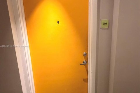Condo in Miami, Florida, 1 bedroom  № 2193164 - photo 5