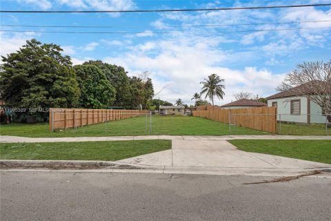 Propiedad comercial en venta en Florida City, Florida № 2063755 - foto 3