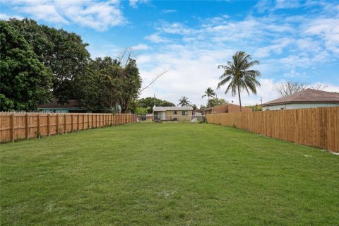 Propiedad comercial en venta en Florida City, Florida № 2063755 - foto 9