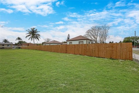 Propiedad comercial en venta en Florida City, Florida № 2063755 - foto 10