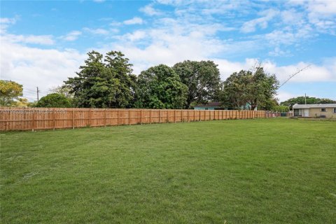 Propiedad comercial en venta en Florida City, Florida № 2063755 - foto 11