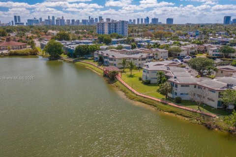 Condominio en alquiler en Miami, Florida, 2 dormitorios, 79.9 m2 № 1975927 - foto 9