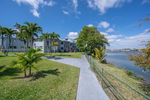 Condominio en alquiler en Miami, Florida, 2 dormitorios, 79.9 m2 № 1975927 - foto 3