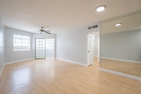 Condominio en alquiler en Miami, Florida, 2 dormitorios, 79.9 m2 № 1975927 - foto 1