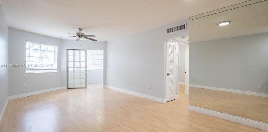 Condominio en Miami, Florida, 2 dormitorios  № 1975927