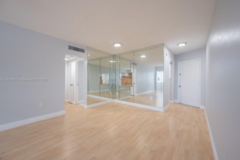 Condominio en alquiler en Miami, Florida, 2 dormitorios, 79.9 m2 № 1975927 - foto 11