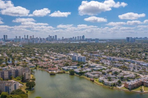 Condominio en alquiler en Miami, Florida, 2 dormitorios, 79.9 m2 № 1975927 - foto 8