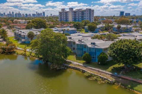 Condominio en alquiler en Miami, Florida, 2 dormitorios, 79.9 m2 № 1975927 - foto 10