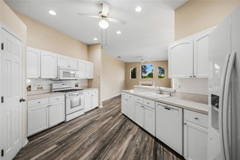 House in DeBary, Florida 3 bedrooms, 183.2 sq.m. № 2226407 - photo 16