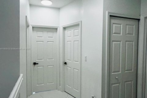 Townhouse in Miami, Florida 3 bedrooms, 158.86 sq.m. № 1882612 - photo 14