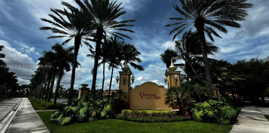 Townhouse in Miami, Florida 3 bedrooms, 158.86 sq.m. № 1882612