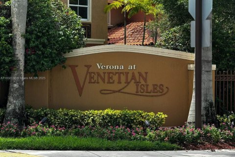 Townhouse in Miami, Florida 3 bedrooms, 158.86 sq.m. № 1882612 - photo 2