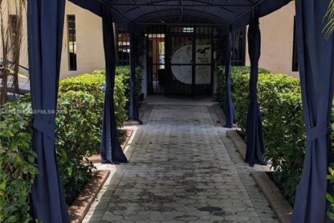 Condominio en venta en North Miami, Florida, 1 dormitorio, 69.12 m2 № 2033365 - foto 2
