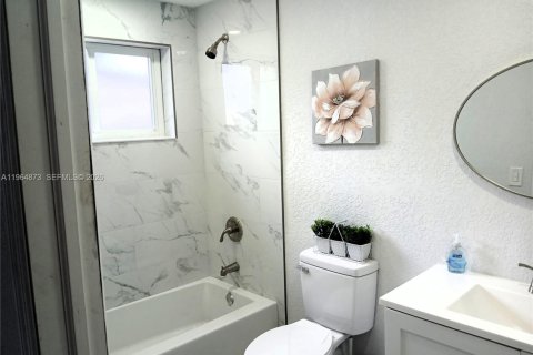 Casa en venta en Miami, Florida, 4 dormitorios № 2047839 - foto 13