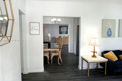 Casa en venta en Miami, Florida, 4 dormitorios № 2047839 - foto 9