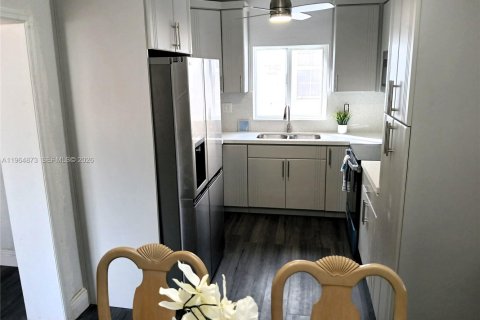 Casa en venta en Miami, Florida, 4 dormitorios № 2047839 - foto 7