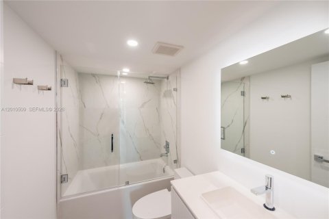 Condo in Key Biscayne, Florida, 2 bedrooms  № 2076645 - photo 23