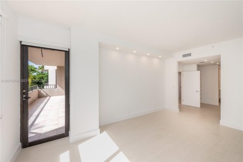 Condo in Key Biscayne, Florida, 2 bedrooms  № 2076645 - photo 12