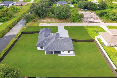 Villa ou maison à vendre à Lehigh Acres, Floride: 3 chambres, 172.33 m2 № 2261596 - photo 4