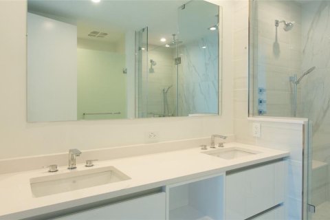Condo in Saint Petersburg, Florida, 2 bedrooms  № 2140555 - photo 15