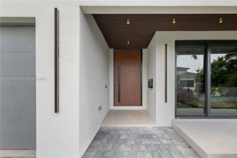 House in Lauderdale-by-the-Sea, Florida 4 bedrooms, 347.55 sq.m. № 1986673 - photo 4