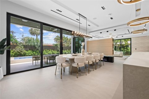 House in Lauderdale-by-the-Sea, Florida 4 bedrooms, 347.55 sq.m. № 1986673 - photo 14