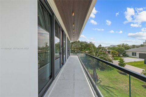 House in Lauderdale-by-the-Sea, Florida 4 bedrooms, 347.55 sq.m. № 1986673 - photo 17