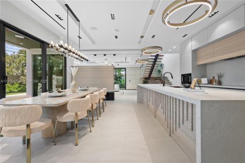 House in Lauderdale-by-the-Sea, Florida 4 bedrooms, 347.55 sq.m. № 1986673 - photo 11