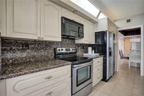 Condo in Aventura, Florida, 2 bedrooms  № 2069203 - photo 28